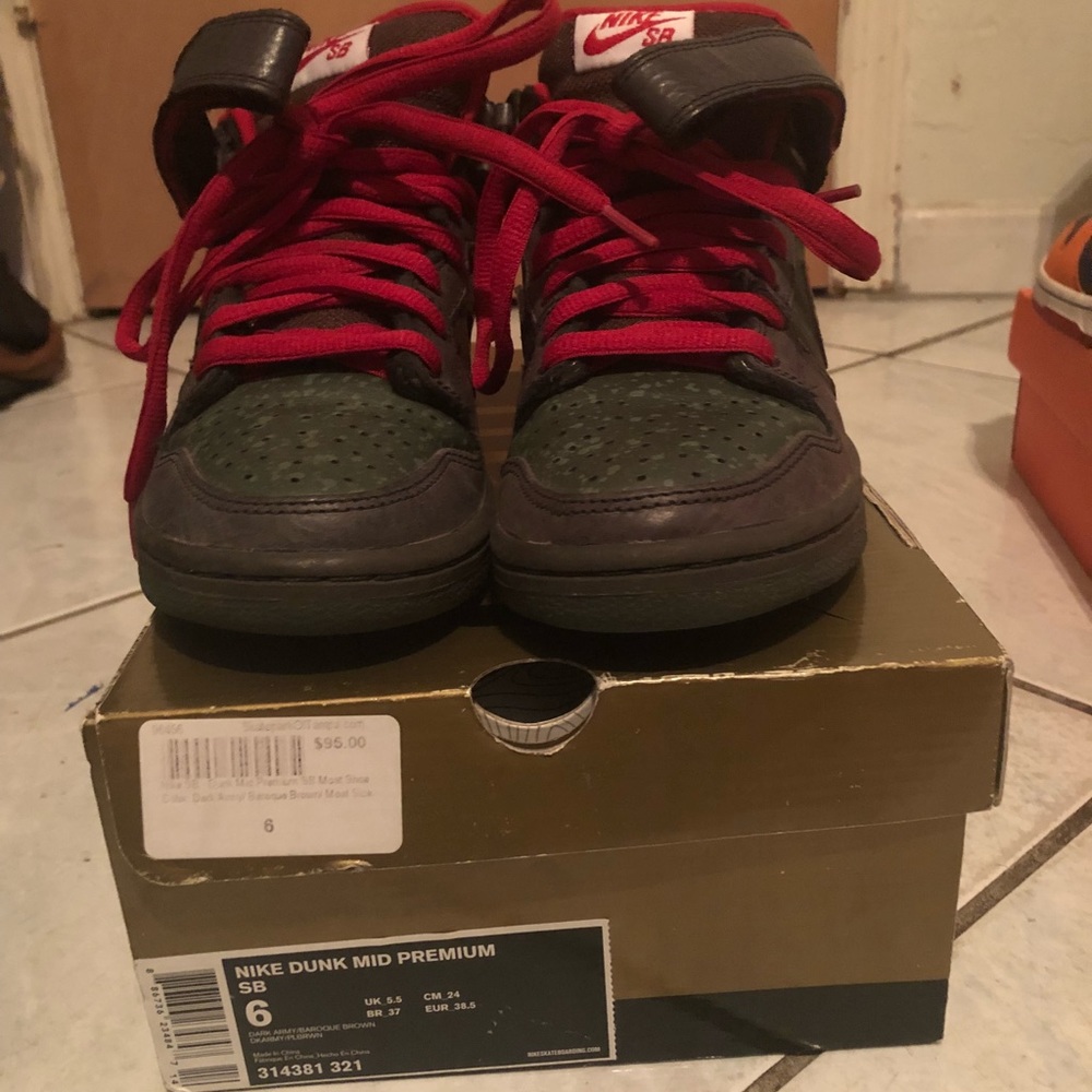Nike Dunk Mid Premium SB